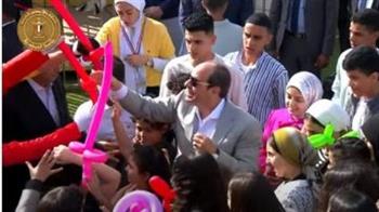   الرئيس السيسي يوزيع الهدايا على أبناء الشهداء خلال احتفال عيد الفطر