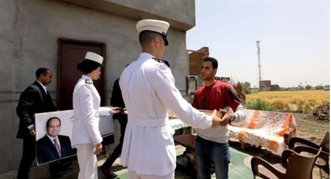 الداخلية تشارك أسر شهداء الشرطة الاحتفال بعيد الفطر وتوزع هدية الرئيس عليهم