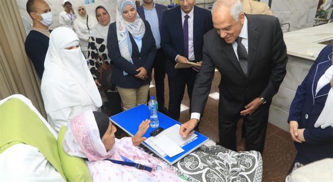 محافظ الجيزة يرسم البهجة على وجوه الأيتام والمسنين  والمرضى ويقدم لهم التهنئة والهدايا 