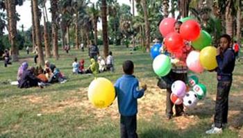   المواطنون يحتفلون بأول أيام عيد الفطر في الحدائق والمتنزهات بالمحافظات
