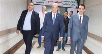 رئيس جامعة المنوفية يتفقد المستشفيات الجامعية ويهنئ الأطقـم الطبية بعيد الفطر