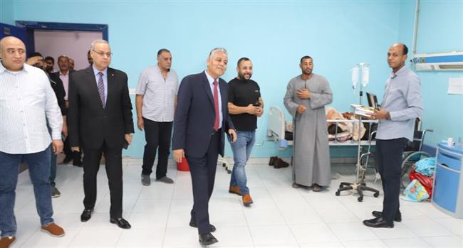 رئيس جامعة جنوب الوادي يزور مرضى المستشفيات الجامعية في اليوم الأول لعيد الفطر المبارك