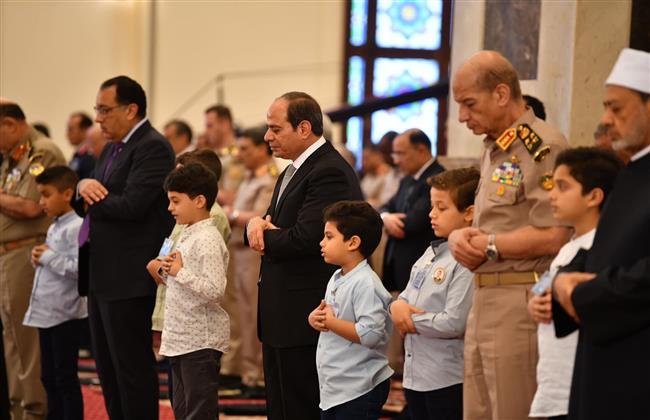 أداء الرئيس السيسي صلاة عيد الفطر ومشاركته أسر الشهداء احتفالية العيد يتصدران اهتمامات الصحف