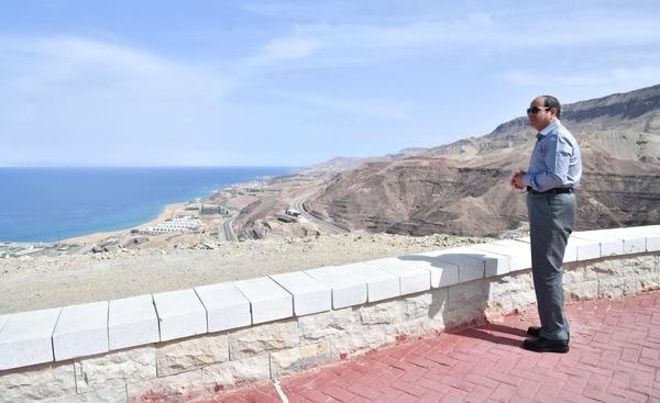 الرئيس السيسي يقوم بجولة تفقدية فى مدينة الجلال.. فيديو وصور