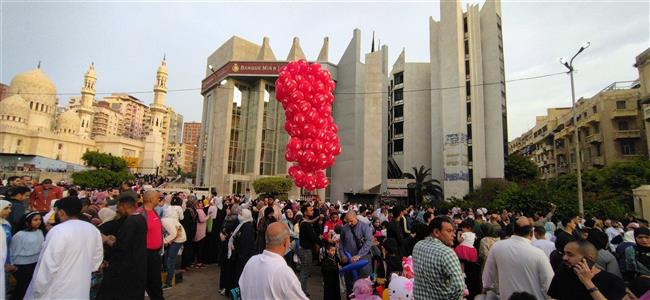 المواطنون يواصلون الاحتفال بثاني أيام عيد الفطر المبارك بالمحافظات
