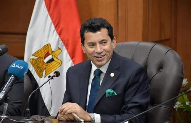 وزير الشباب والرياضة يهنئ أحد العاملين بالوزارة من ذوى الهمم لفوزه وأسرته ببرنامج العباقرة عائلات