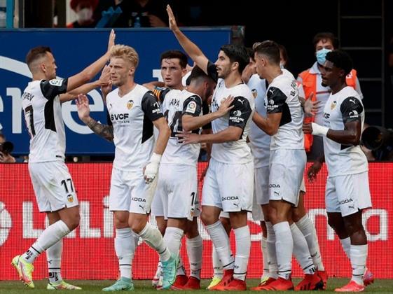 فالنسيا يتغلب على إلتشي بهدفين نظيفين في الليجا الإسبانية