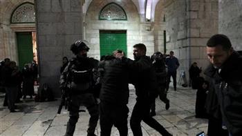   الاحتلال الإسرائيلي يعتقل فتى بالقدس ويفرج عن 4 آخرين شريطة الابعاد عن الأقصى ودفع غرامة