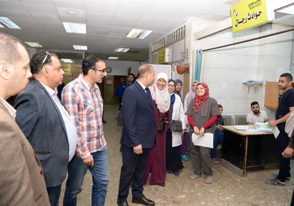 جولة مفاجئة لرئيس جامعة المنصورة لتفقد سير العمل بالمستشفيات  