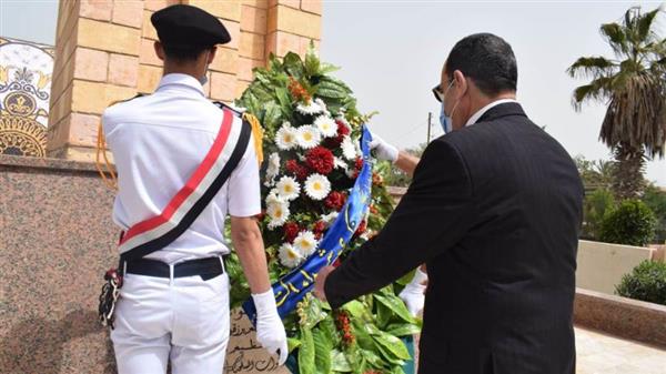 وضع إكليل الزهور على النصب التذكاري للجندي المجهول بالعريش