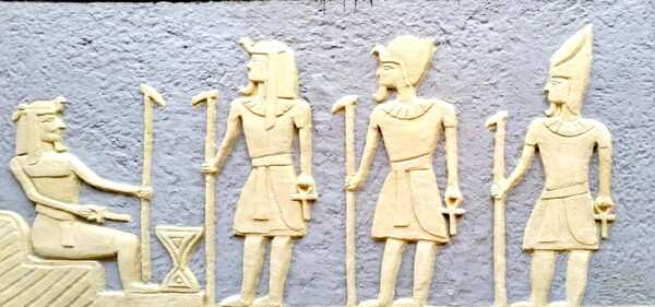 الجداريات والمجسمات تزينها.. تحويل جدران مدرسة السلامية الإعدادية بنجع حمادي لمتحف فرعوني