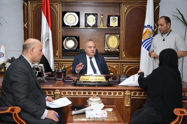 محافظ قنا يستأنف إستقبال المواطنين بمكتبه لبحث شكواهم