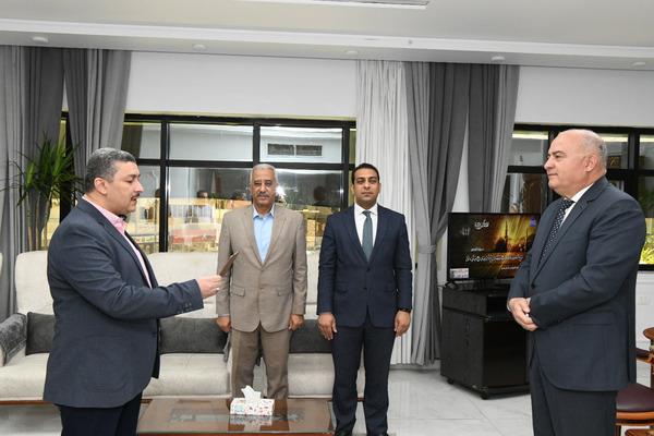 محافظ قنا يشهد حلف اليمن الدستوري لمدير إدارة التخطيط والتنمية العمرانية بالديوان العام 