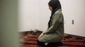 ما حكم صلاة المرأة في المكتب بحضرة الرجال من غير المحارم؟