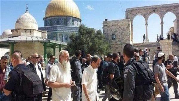 مستوطنون إسرائيليون يقتحمون «الأقصى» ويرفعون علم الاحتلال في باحاته