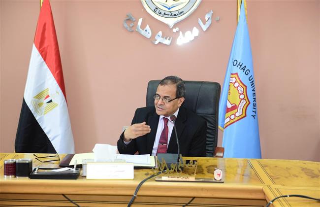 رئيس جامعة سوهاج يهنئ العاملين بعد العودة من أجازة عيد الفطر 