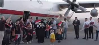   بالعلم المصري والورد.. لحظة وصول مصريين وسودانيين من السودان إلى القاهرة
