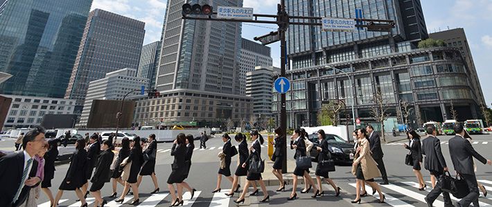 رئيس وزراء اليابان يأمل في تعزيز دور المرأة في سوق العمل بحلول 2030