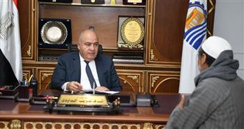 محافظ قنا يواصل استقبال المواطنين بمكتبه لبحث شكواهم 