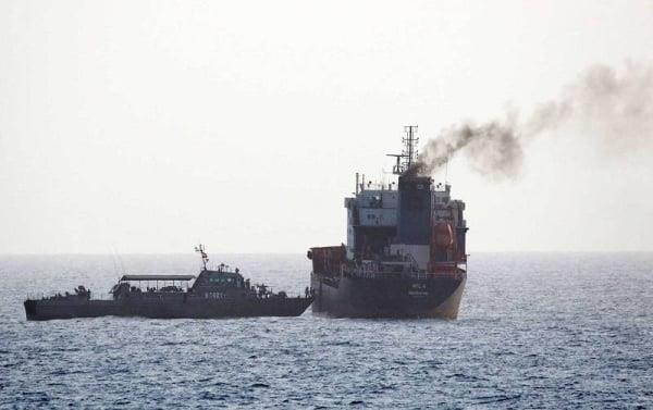 البحرية الأمريكية: استيلاء إيران على ناقلة نفط في خليج عمان