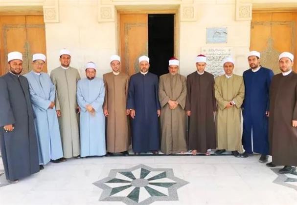 أعضاء القافلة الدعوية المشتركة بين الأزهر والأوقاف: العمل من ضروريات الحياة وبه تتقدم الأوطان