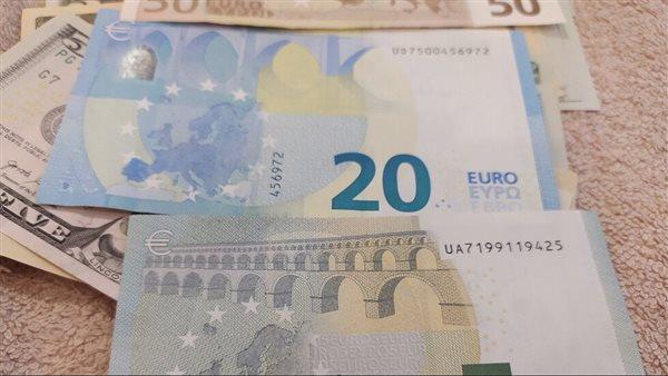 انخفاض اليورو بعد بيانات عن النمو والتضخم 