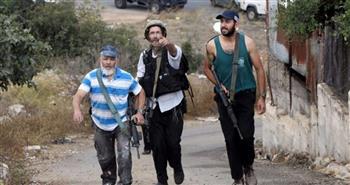   مُستوطنون يعتدون على فلسطينيين من "رام الله" ويسرقون سيارتهم