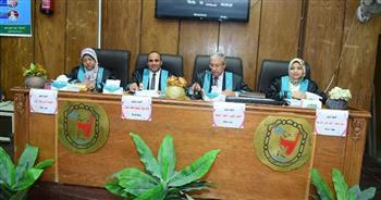 رئيس جامعة سوهاج يشهد مناقشة رسالة دكتوراه لوافد كويتي بكلية التربية
