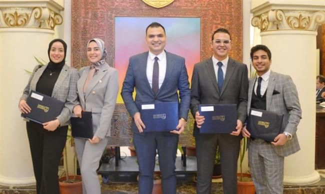 جامعة الإسكندرية تُكرم فريق كلية الحقوق الفائز بالمرتبة الثانية بمسابقة «المحكمة الصورية العربية» بالكويت