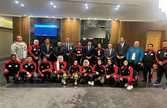 وزير الرياضة يستقبل بعثة منتخب مصر لرفع الأثقال في مطار القاهرة