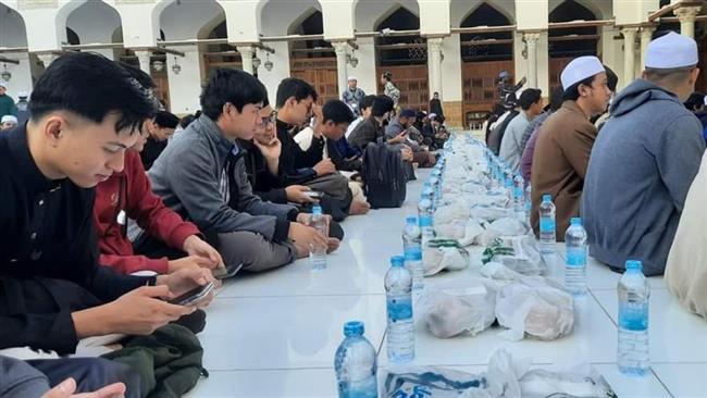  بحضور قيادات المشيخة .. إفطار 5 آلاف وافد ومئات المصريين في الجامع الأزهر