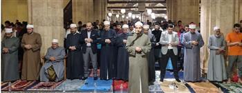 يبتغون الدرجات ومحو الخطايا.. آلاف المصلين يؤدون العشاء والتراويح بالجامع الأزهر