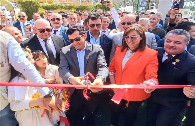 وزير الشباب ونائب محافظ البحيرة يفتتحان حمام السباحة