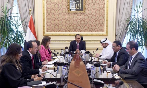 رئيس الوزراء يلتقى رئيس مجلس إدارة شركة أبوظبي القابضة لبحث عدد من الفرص الاستثمارية