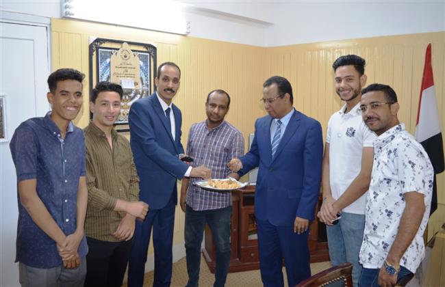 عميد حقوق قنا يشارك الطلاب والعاملين فرحة العيد