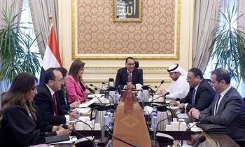   رئيس الوزراء يلتقى رئيس مجلس إدارة شركة أبوظبي القابضة لبحث عدد من الفرص الاستثمارية