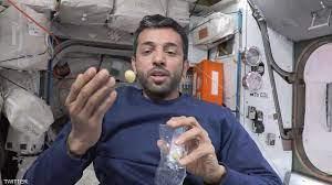   رائد الفضاء الإماراتي سلطان النيادي يختبر قانون نيوتن في الفضاء