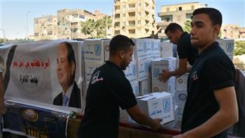   طلاب من أجل مصر بجامعة القاهرة يوزعون 2500 كرتونة مواد غذائية على أهالي البدرشين
