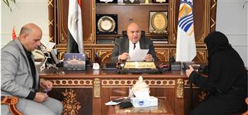 محافظ قنا يستقبل 94 مواطن بمكتبه لبحث شكواهم 