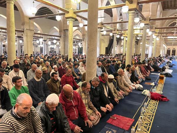 في ليلة النصف من رمضان.. آلاف المصلين من مختلف الجنسيات يؤدون صلاة العشاء والتراويح