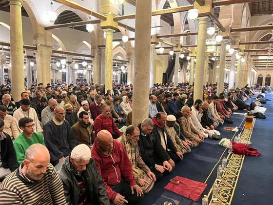في ليلة النصف من رمضان.. آلاف المصلين من مختلف الجنسيات يؤدون صلاة العشاء والتراويح