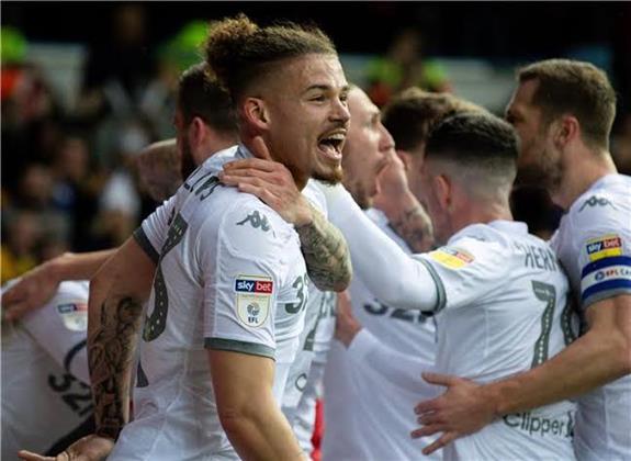 فريق ليدز يونايتد يفوز على نوتنجهام 2-1 ويبتعد عن منطقة الهبوط في الدوري الانجليزي