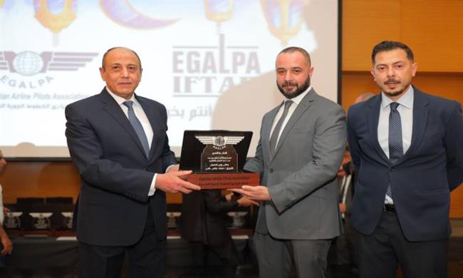 رابطة الطيارين تكرم وزير الطيران خلال حفل إفطارها السنوى