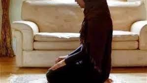 ما حكم صلاة المرأة كاشفة شعرها؟ الإفتاء توضح 