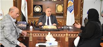 لبحث شكواهم.. محافظ قنا يستقبل عدد من المواطنين بمكتبه