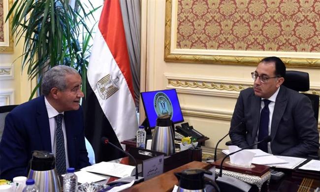مدبولي يطمئن من وزير التموين على توافر أرصدة السلع الأساسية