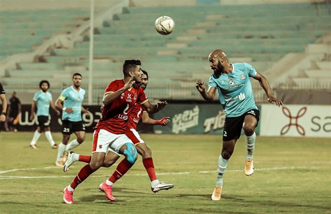 بهدف عكسى.. الأهلى يتقدم على غزل المحلة 