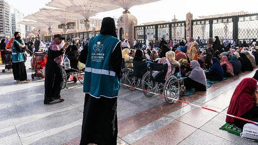 أكثر من 80 متطوعًا بأمانة المدينة المنورة يعملون على تنظيم الحشود وسفر الإفطار بساحات المسجد النبوي