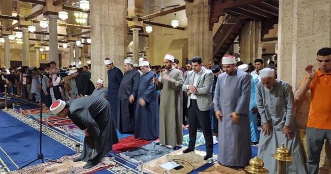 تنقلها القناة الأولى والفضائية المصرية وصفحات الأزهر.. آلاف المصلين يؤدون العشاء ‏والتراويح ‏بالجامع الأزهر‏
