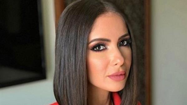 منى زكي: السوشيال ميديا عالم تجاري كاذب و وفاة والدي نقطة تحول في حياتي 